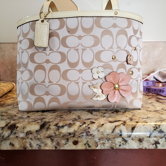 Coach Handbags - EUC!! Vintage Coach Signature handbag F47242.